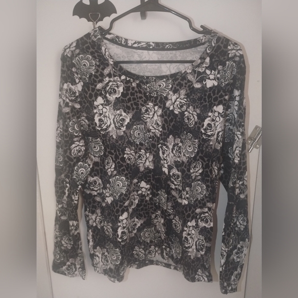 White Stag Tops - ❤️5/$5❤️Floral Women's Top